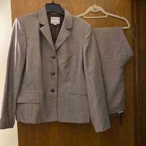 Tweed business suit with brown lining and brown buttons. Size 16.